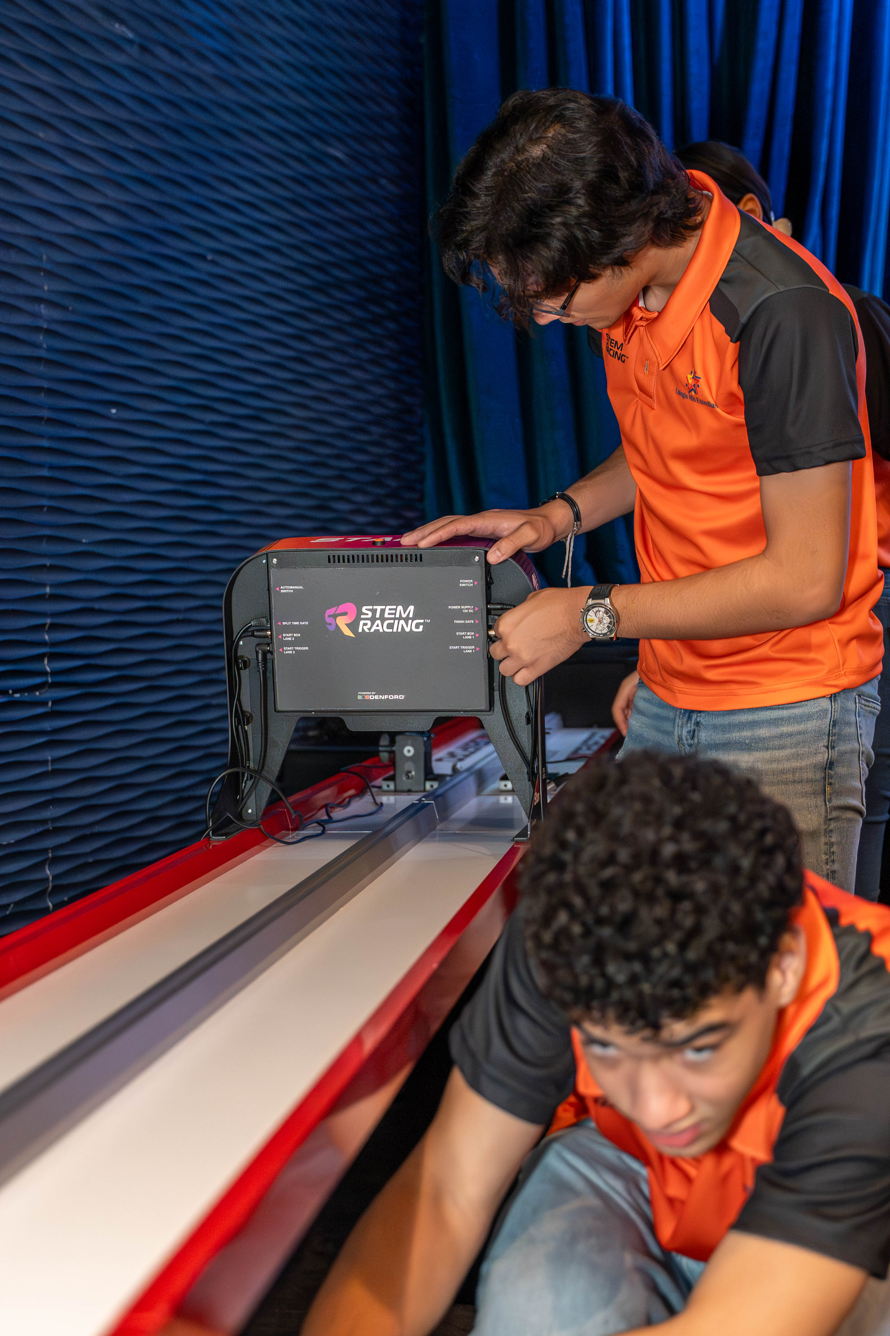 Oficiales STEM Racing operando el sistema de control Denford